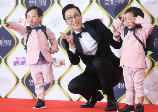 개그맨 이휘재가 24일 오후 서울 여의도 KBS 공개홀에서 열린 2016 KBS 연예대상 시상식 레드카펫 행사에서 서언,서준 두 자녀와 함께 포즈를 취하고 있다.